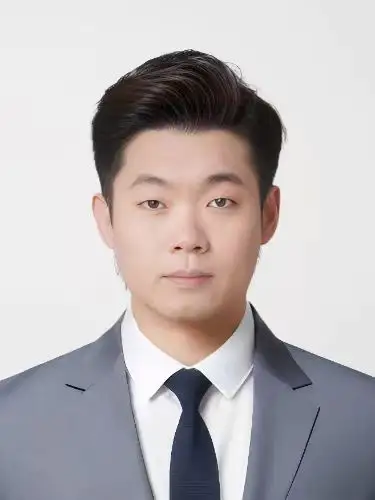 Peter Zhao, Manufacturing Director at 009 Railway Equipment – Expert in production management and quality control for railway maintenance equipment.