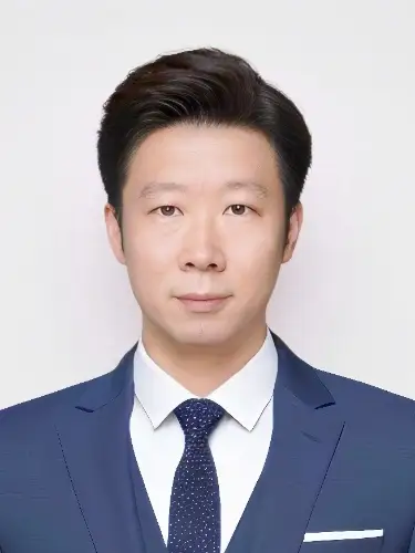 Portrait of Ray Liu, General Manager of 009 Railway Equipment, expert in international railway maintenance projects and B2B export operations.